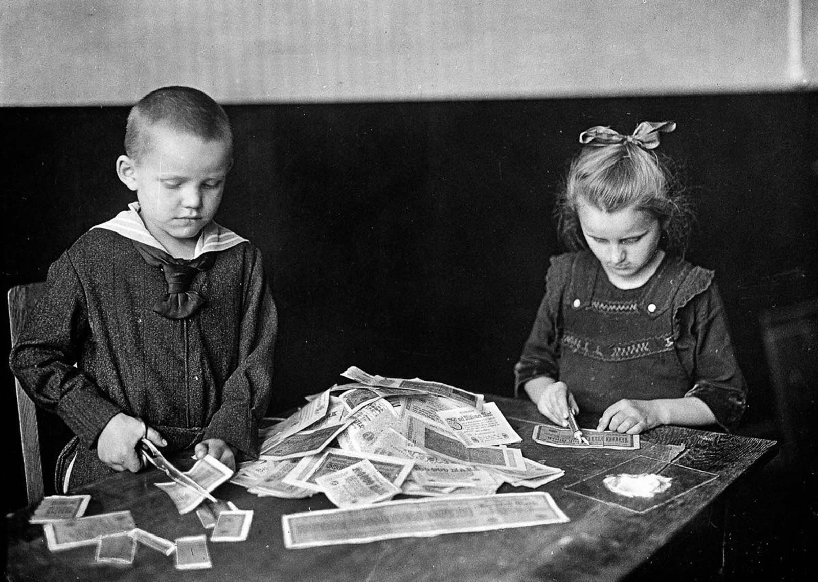 Hyperinflation de 1923 en Allemagne - enfants jouant avec des Marks