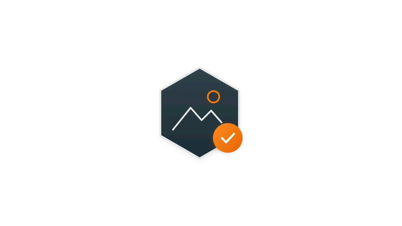 Une image dans un cadre hexagonal, avec un badge de validation