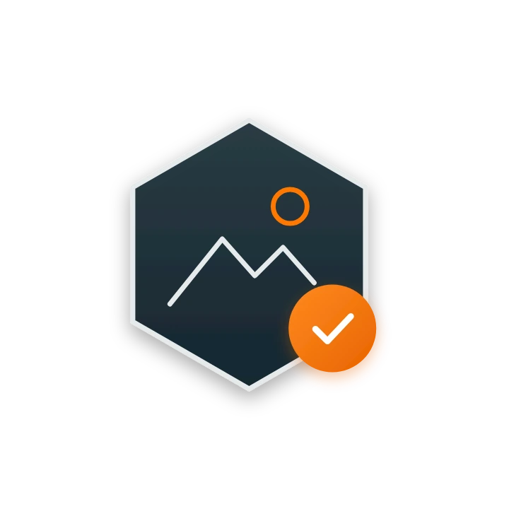 Une image dans un cadre hexagonal, avec un badge de validation